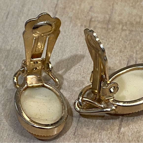 Vintage Baroque cameo Victorian Style Gold Tone Earrings - Picture 13 of 14